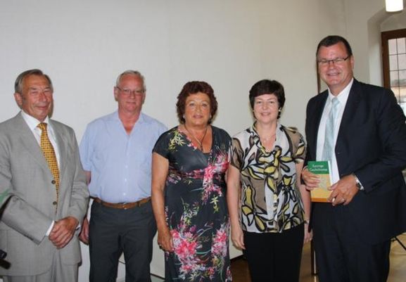Willi Enters, Norbert Weber, Vorsitzende Ute Kary, Manuela Fromm vom Heimat- und Verkehrsverein und Bürgermeister Matthias Guderjan
